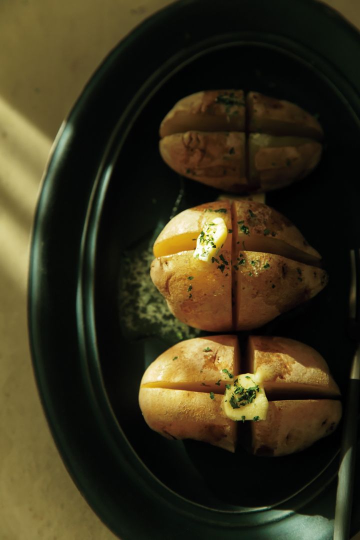 切り込みを入れてバターをのせ、好みでパセリなどを散らして。