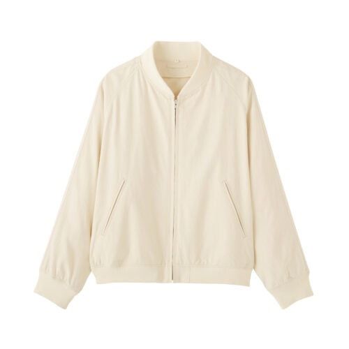 無印良品「MUJI Labo」で選ぶ、大人の春ブルゾン2選！アイボリーのスカジャンが“ちょうどいい”理由を解説