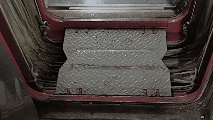 電車の連結部分で（画像はphotoAC）