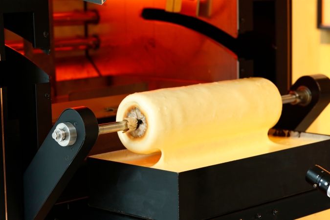 バウムクーヘン博覧会2026 AI職人「THEO」の「焼きたてバウムクーヘン」