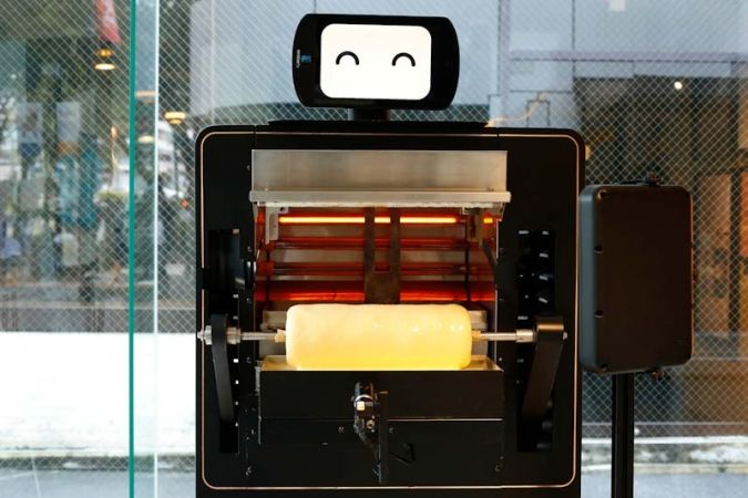 バウムクーヘン博覧会2026 AI職人「THEO」の「焼きたてバウムクーヘン」