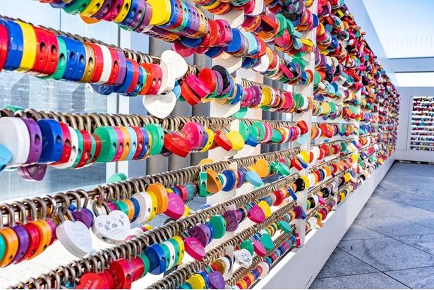 ルミデッキにかけられた数々のハートロック 画像提供：積水ハウス梅田オペレーション