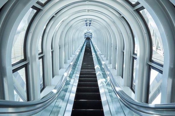 近未来を感じるシースルーの空中エスカレーター 画像提供：積水ハウス梅田オペレーション