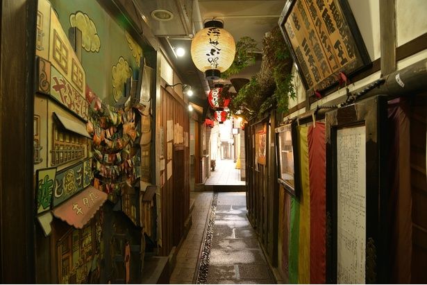 提灯に照らされる浮世小路 画像提供：オリバー / PIXTA(ピクスタ)