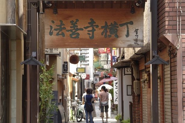 西側の入口の「法善寺横丁」は藤山寛美が書いた 画像提供：ペイレスイメージズ 2 / PIXTA(ピクスタ)