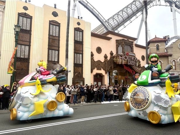 ピーチ姫とルイージがカートに乗って登場