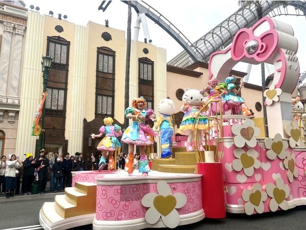 ハローキティのフロート