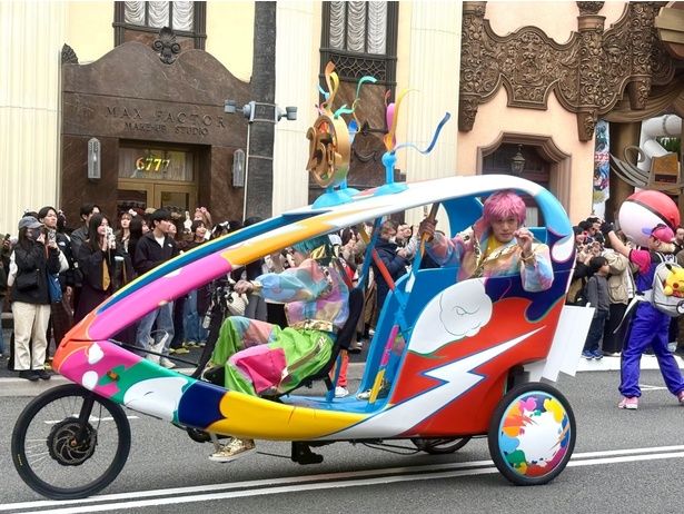 ポケモンのフロートを誘導する25周年仕様のフロート