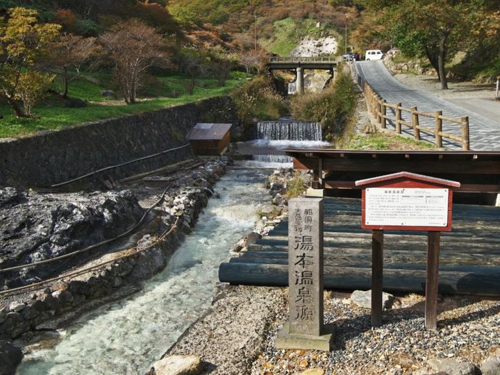栃木県北部に位置する那須温泉は、1300年以上の歴史を誇る名湯です。湯治場の雰囲気を残す那須湯本温泉や、リゾート感あふれる新那須温泉など、多彩な温泉地が点在しています。自然や動物との触れ合い、絶品グルメなど魅力に溢れた高原リゾート地です。