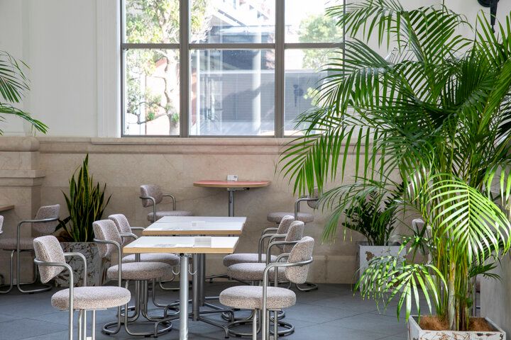 歴史建築のレトロなシャンデリアの下で過ごす横浜のカフェ時間「CRAFT. 」