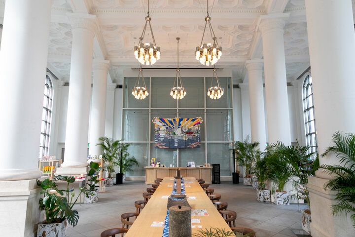 歴史建築のレトロなシャンデリアの下で過ごす横浜のカフェ時間「CRAFT. 」