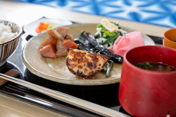 歴史建築のレトロなシャンデリアの下で過ごす横浜のカフェ時間「CRAFT. 」