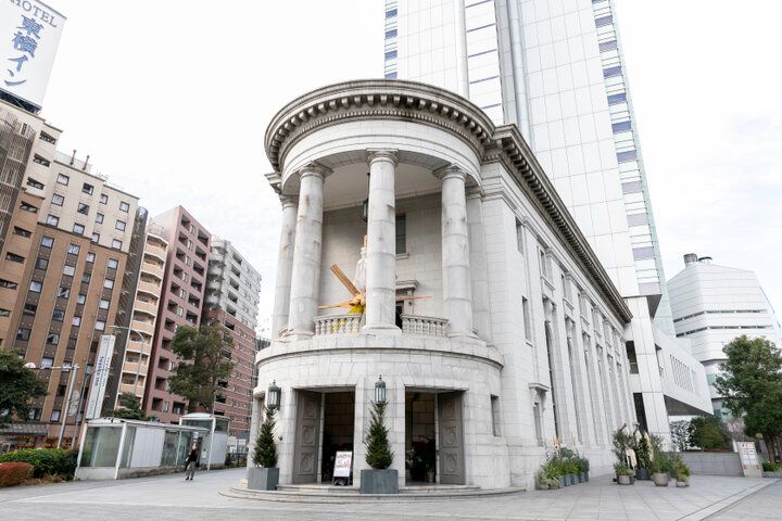 歴史建築のレトロなシャンデリアの下で過ごす横浜のカフェ時間「CRAFT. 」