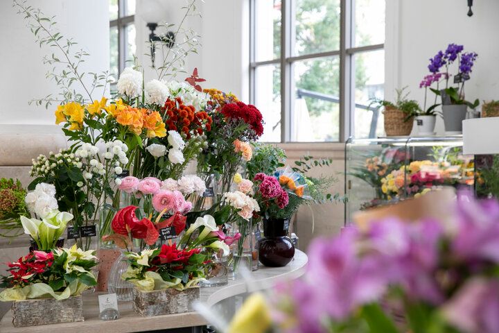 歴史建築のレトロなシャンデリアの下で過ごす横浜のカフェ時間「CRAFT. 」