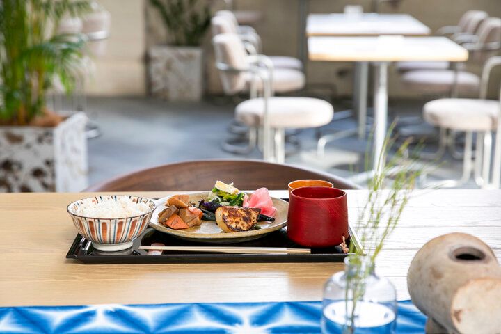 歴史建築のレトロなシャンデリアの下で過ごす横浜のカフェ時間「CRAFT. 」