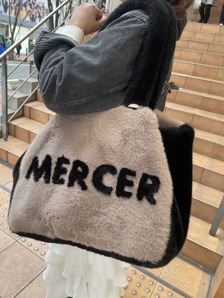 「バッグも『グレースコンチネンタル』のもの。とにかくフワフワでボリュームがあり、とっても気に入っています。見た目だけでなく、持っていても触り心地がいいので気分が上がります」