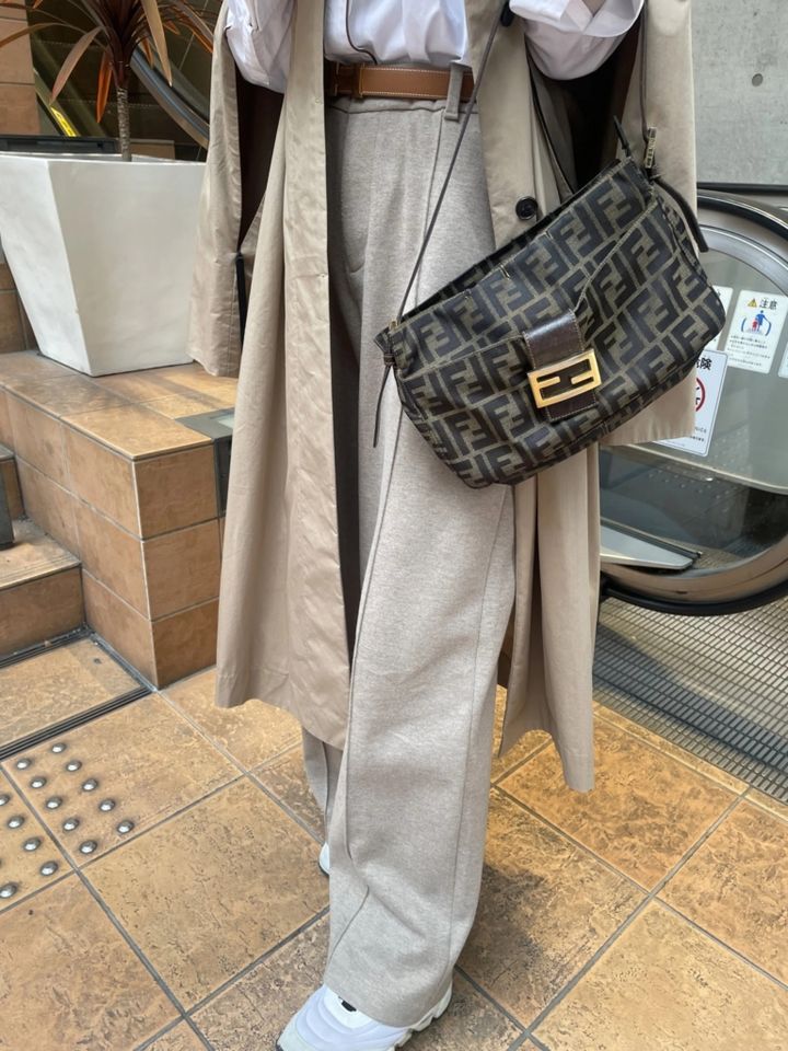 「『ユニクロ』のパンツは昨年秋からこの春も大活躍！まろやかベージュで肌馴染みもいいんです。ロング丈をネット限定で購入しました。『フェンディ』のヴィンテージバッグは、先日母から譲り受けたもの」