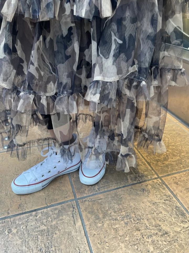 「『パレット』のスカートは中のペチコートを自分丈にカットしてアレンジ。プチプラだと柄物やヒラヒラデザインも挑戦しやすいんです！ 『コンバース』のスニーカーは末っ子から母の日のプレゼント。大事に履いています」