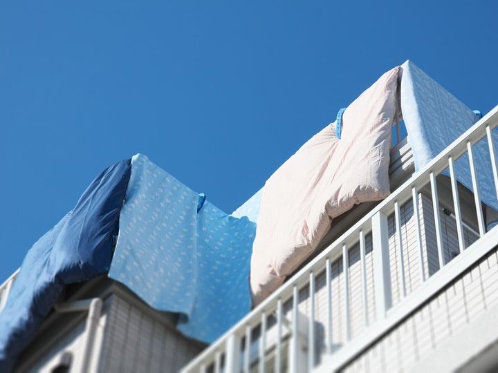 毎日使う布団のメンテナンスは大切です。布団を干す時間や干し方は？ 家事初心者が陥りやすい「布団干しのNG行為」6つを解説。布団の寿命を縮めず、ダニ・カビを防ぐ正しい布団ケアの基本を紹介します。