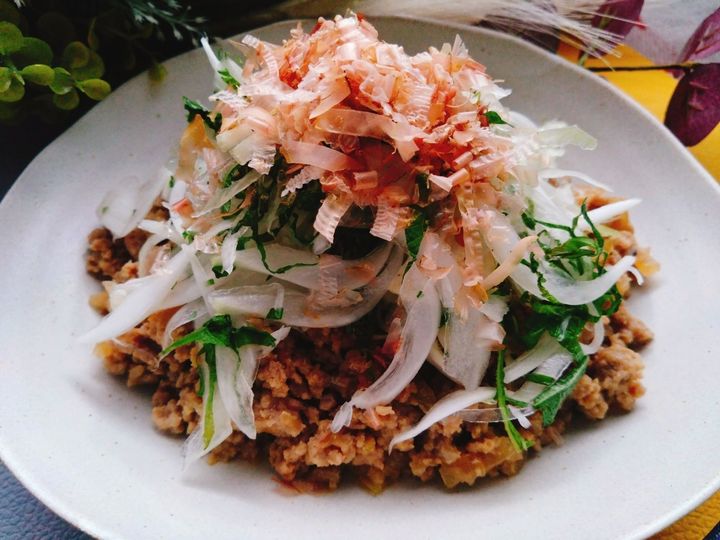 全体を混ぜていただきます！新玉ねぎサラダと肉味噌