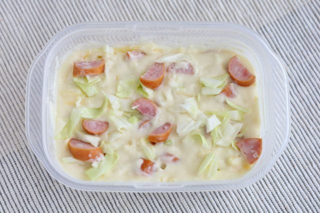 生地に材料をトッピング