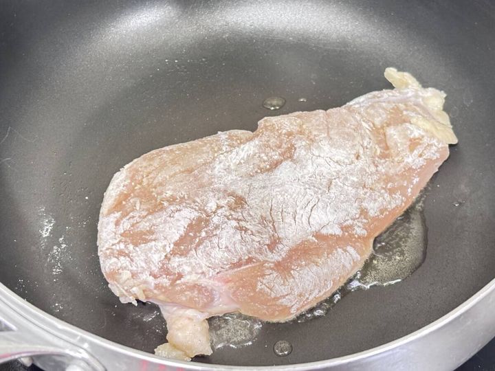 ダイソーのガーリックバター塩こしょうで調理する