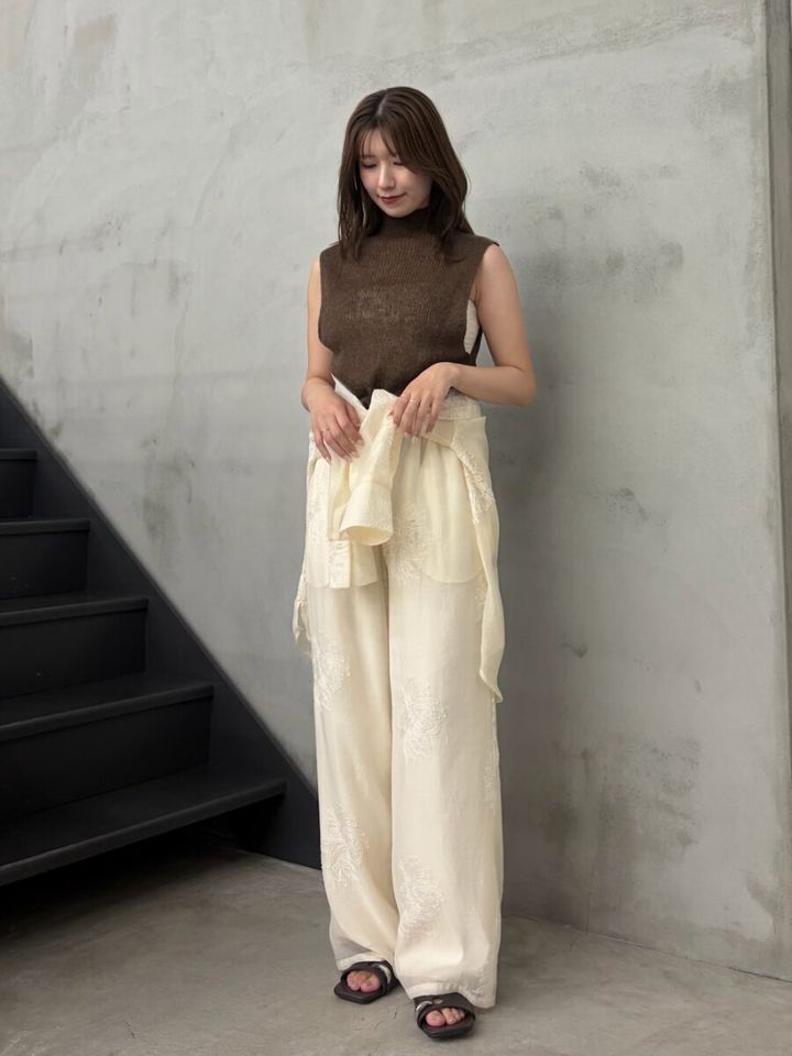 2026春大人女性透け感シアーノースリーブニットコーデ