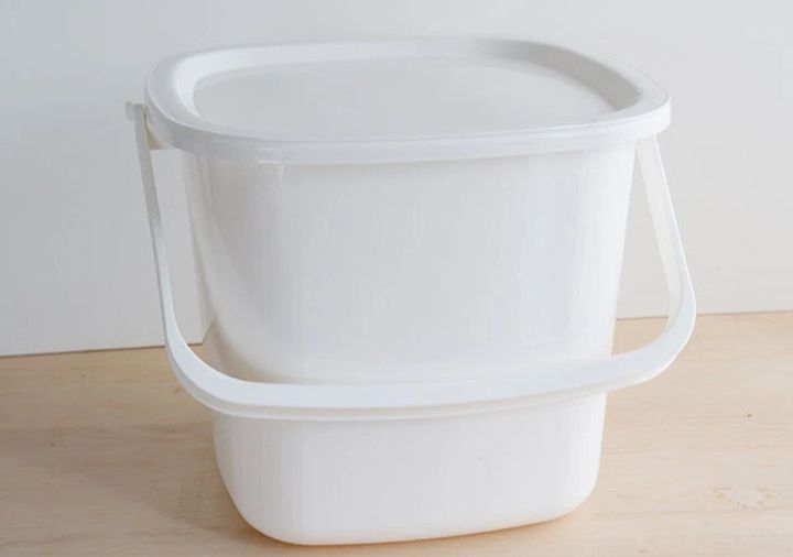 ダイソー 取っ手に雑巾が干せる蓋つきバケツ（8L）