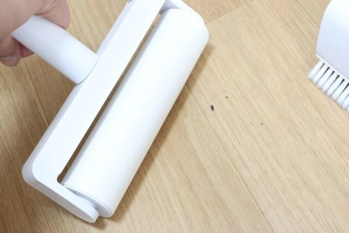 ダイソー ブラシ一体ケース付粘着クリーナー 粘着クリーナー 使用例