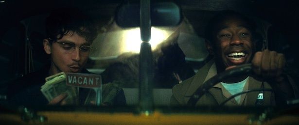 イカサマをして荒稼ぎをするマーティと親友のウォーリー(タイラー・オコンマ) (C) 2025 ITTF Rights LLC.All Rights Reserved.