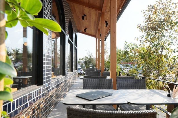 グリーンに囲まれたオープンテラス。5月7日(木)からペット同伴OKに！