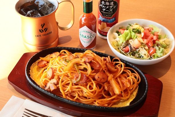 アイスヨシノブレンド珈琲(レギュラー530円)と、ドリンク代＋700円のランチAセット(昔ながらの鉄板イタリアン、サラダ)