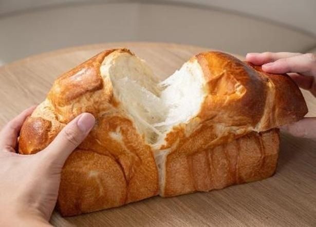 北海道産小麦と天然酵母で作る食パン。中種法、湯だね、本だね製法により加水率110％を実現