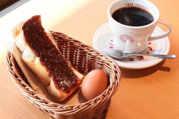 【写真】ヨシノブレンド珈琲(レギュラー530円)と、ドリンク代＋0円のモーニングA(小倉トースト＆ゆで卵)
