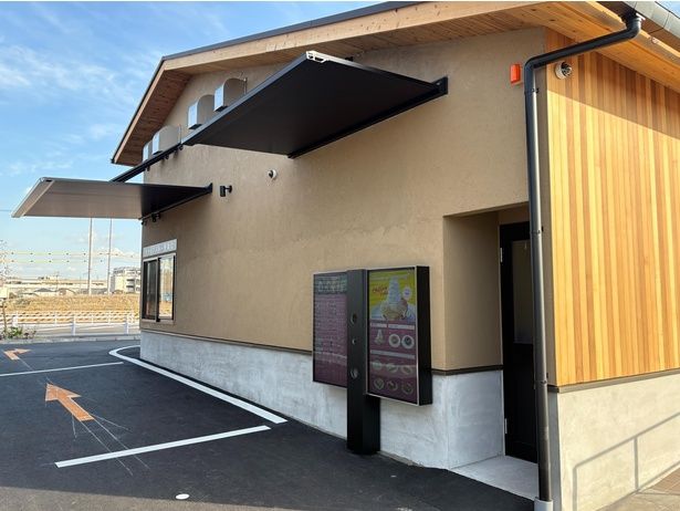 ドライブスルー。手前のメニューボードを見ながら注文し、奥の受け取り口から商品を受け取る