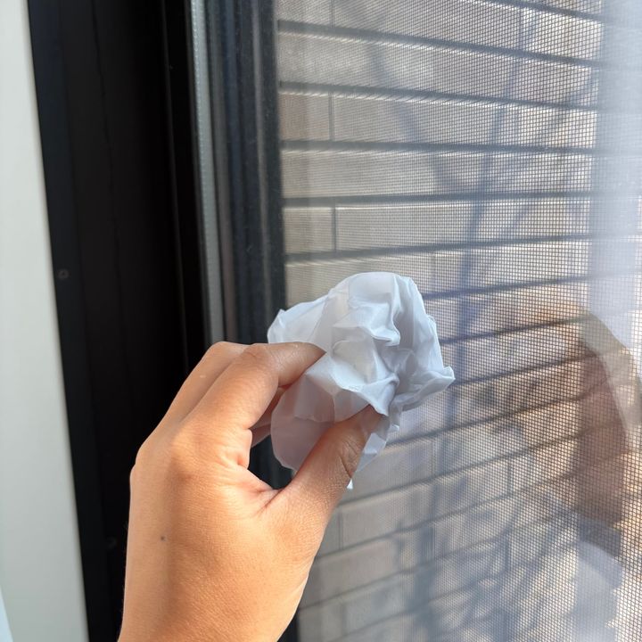 半紙で窓を拭いているところ