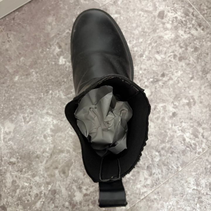 靴の中に丸めた半紙を入れたところ