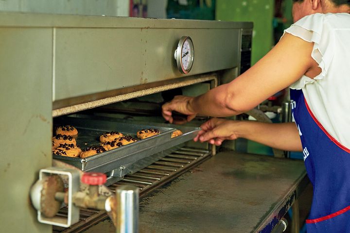 バンコク〈アンポーン・ベーカリー〉焼き上げ作業