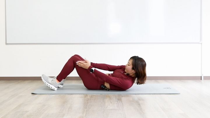 チョップクランチのやり方2 上体を起こして上半身をひねり、そのときに腕を伸ばす