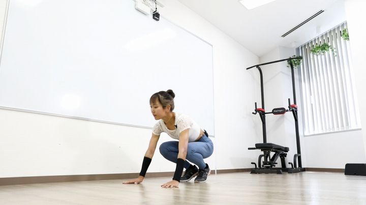 バーピーのやり方 軽くジャンプして両足をしゃがみ込んだ元の位置に戻す