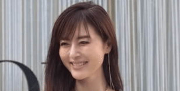 奇跡の56歳『おっぱい美魔女』最新“圧巻スタイル”に「超美しい」「可愛すぎる」SNSメロメロ… | TRILL【トリル】
