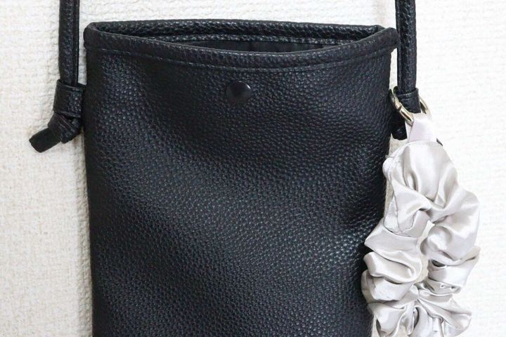 ダイソーのシュシュチャームをカバンに付ける