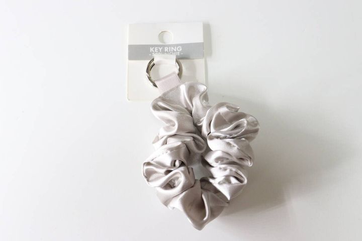 ダイソーのシュシュチャームのパッケージ