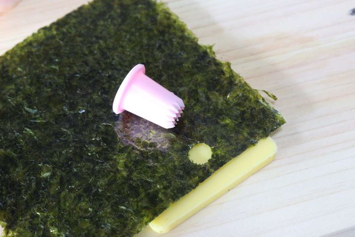 海苔にも使えるおかず抜型 シンプルフェイス 4P 使用例