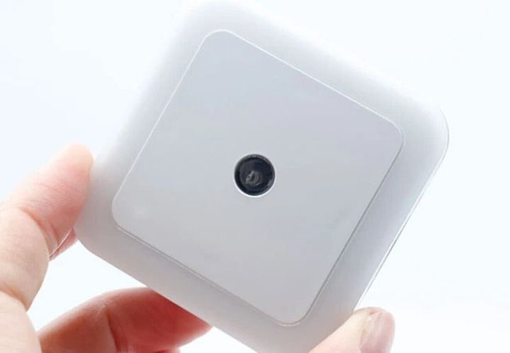 ダイソー LED明暗センサー付きナイトライト（電球色）