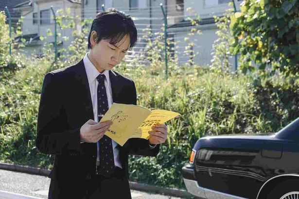 絶対に歌が上手くならなければならないヤクザ、成田狂児役に綾野剛 [c]2024『カラオケ行こ！』製作委員会