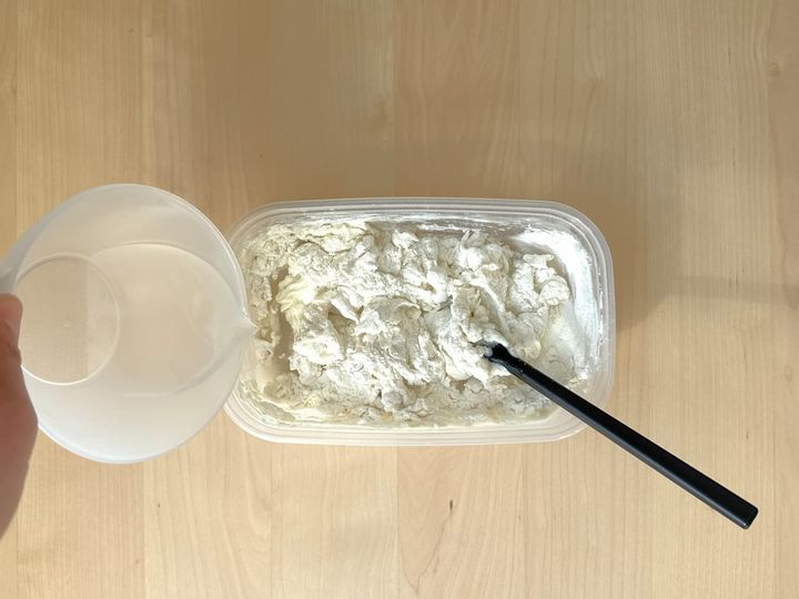 水を入れて混ぜる