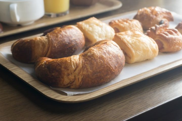 朝食の焼き立てパン クロワッサン