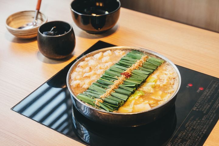 宇賀なつみさんの「ほろ酔いおつまみ」。今回は、『博多もつ鍋 前田屋』の和牛もつ鍋です。