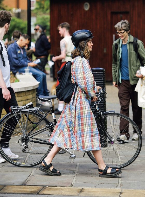 今日から4月。自転車乗車時の必需品ヘルメットもシックなカラーでオシャレにね